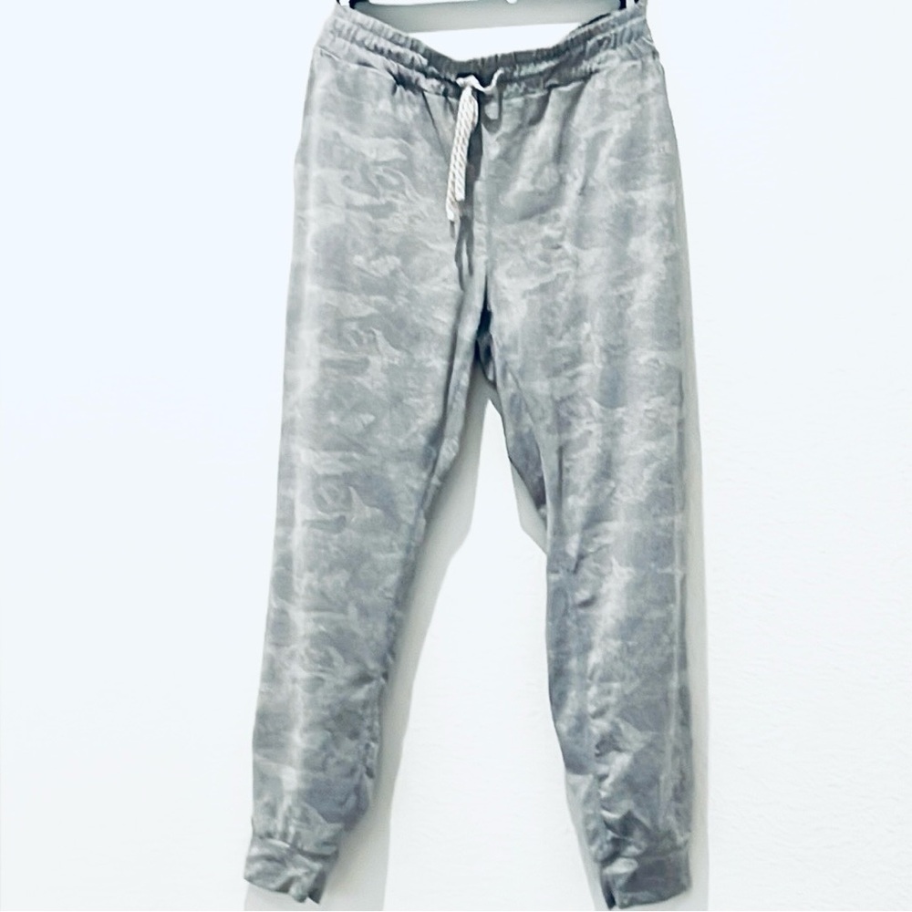 Vuori  Gray Camo Performance Joggers - Picture 5 of 6